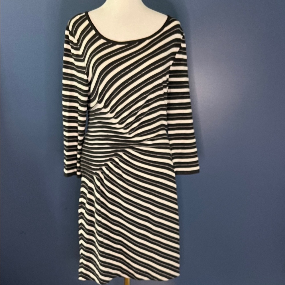 Spense knit dress, cream & dark gray w unique flattering tuck pleat design, med.